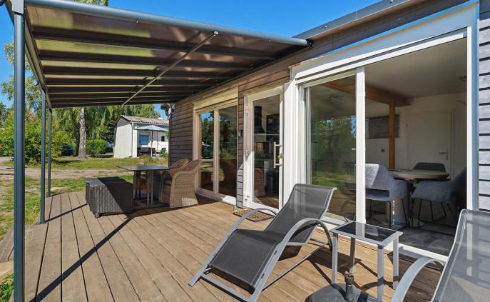 Ferienhaus 110 (Terrasse mit Gartenmöbeln)
