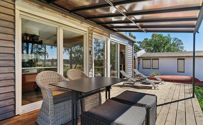 Ferienhaus 110 (Terrasse mit Gartenmöbeln)