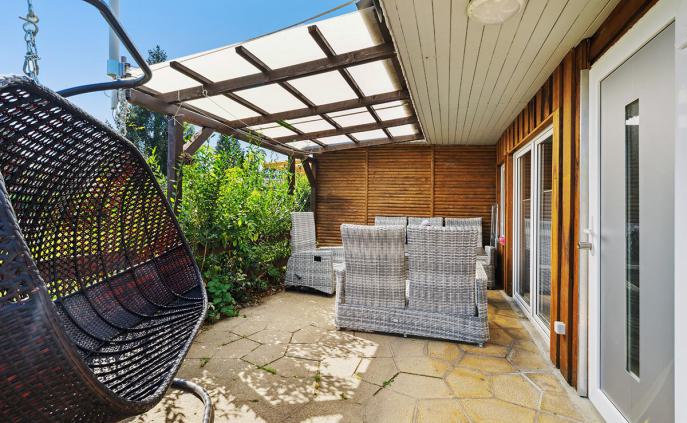 Terrasse mit Gartenmöbeln