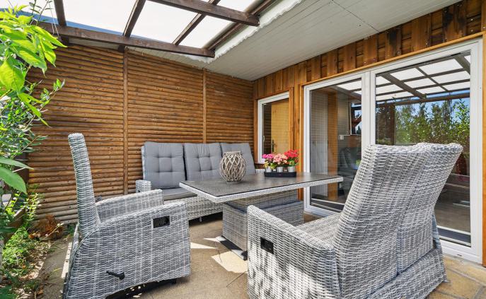 Terrasse mit Gartenmöbeln